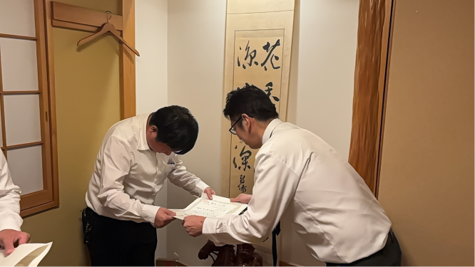 小山営業所水越所長と湯田主任がAGCGP様より表彰を受けました。